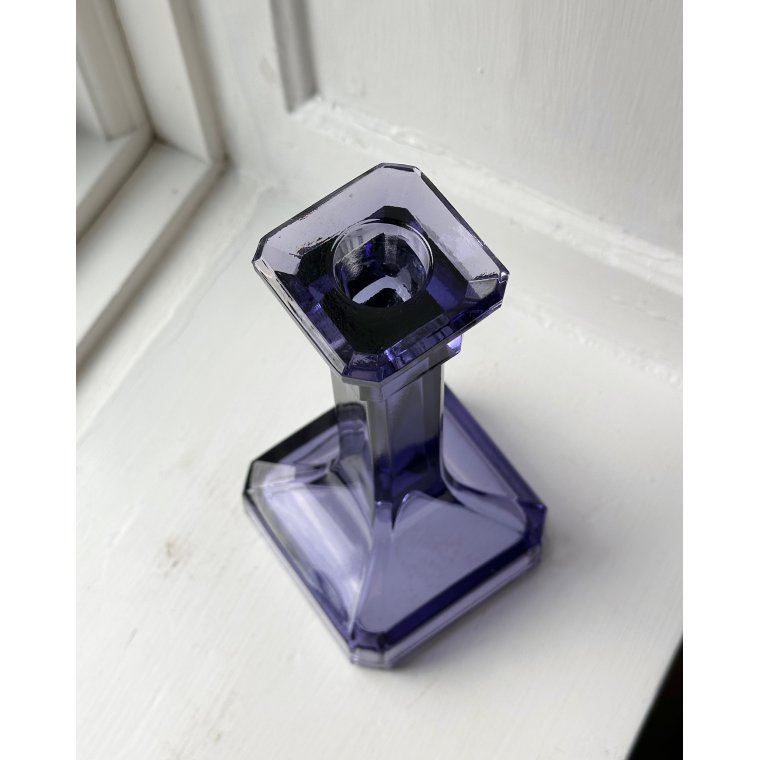 Kraftig lysestage, lilla glas