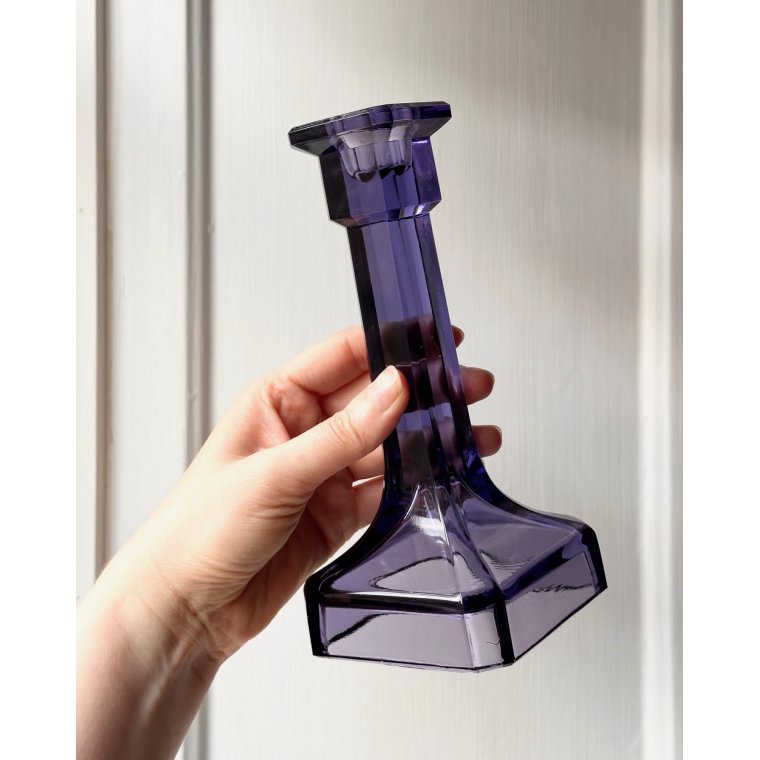 Kraftig lysestage, lilla glas