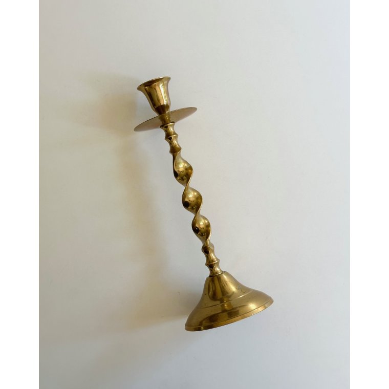 Brass candleholder w swirl