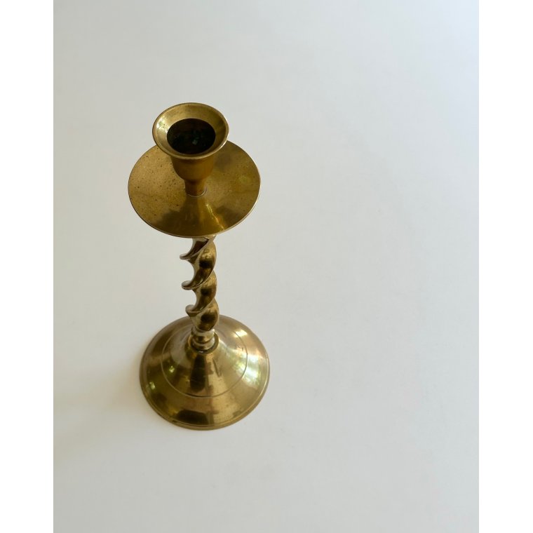 Brass candleholder w swirl
