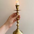 Brass candleholder w swirl