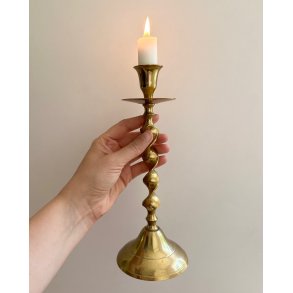 Brass candleholder w swirl
