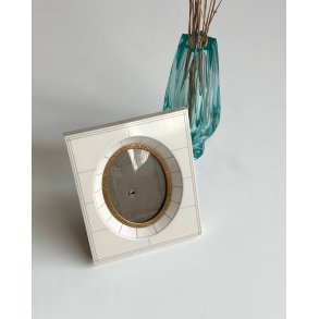 Vintage picture frame w oval glass