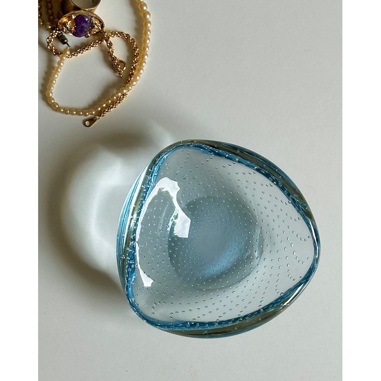 Lysebl� glassk�l m bobler