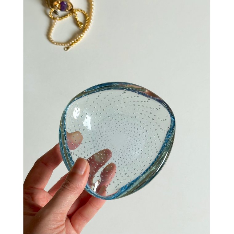 Lysebl� glassk�l m bobler