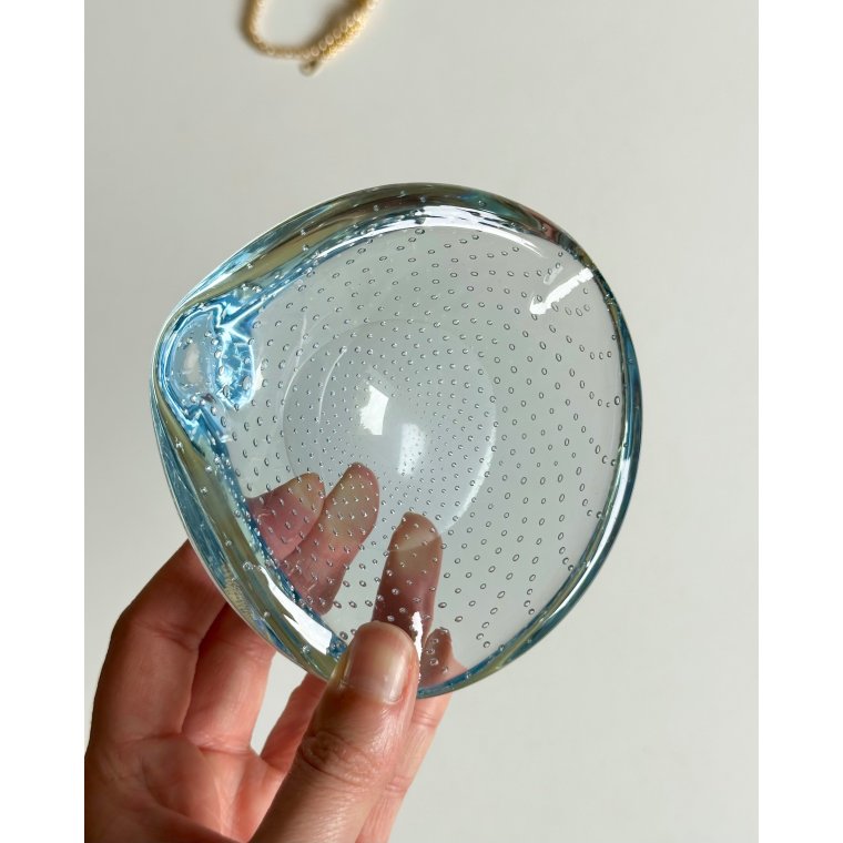 Lysebl� glassk�l m bobler