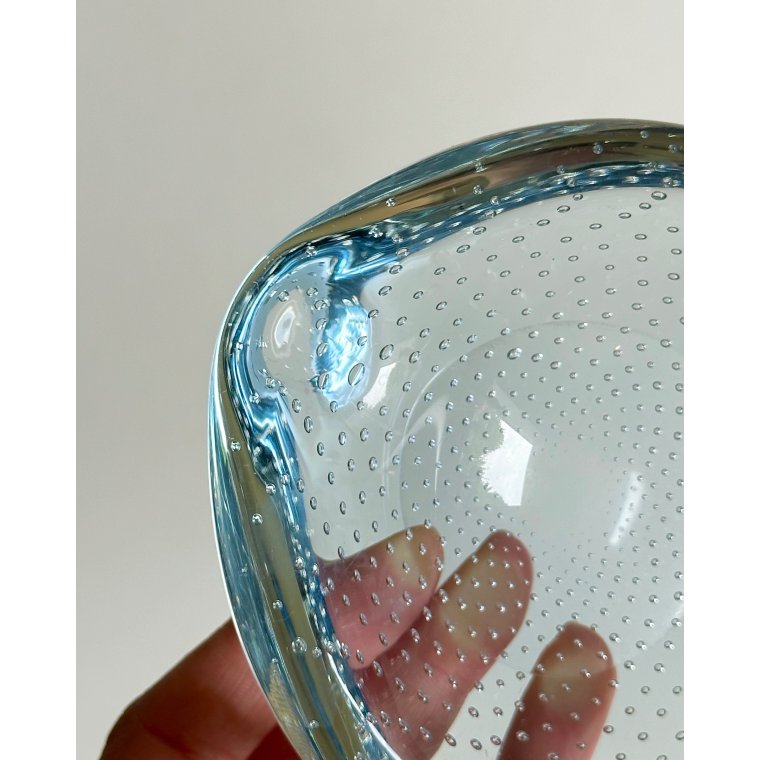 Lysebl� glassk�l m bobler