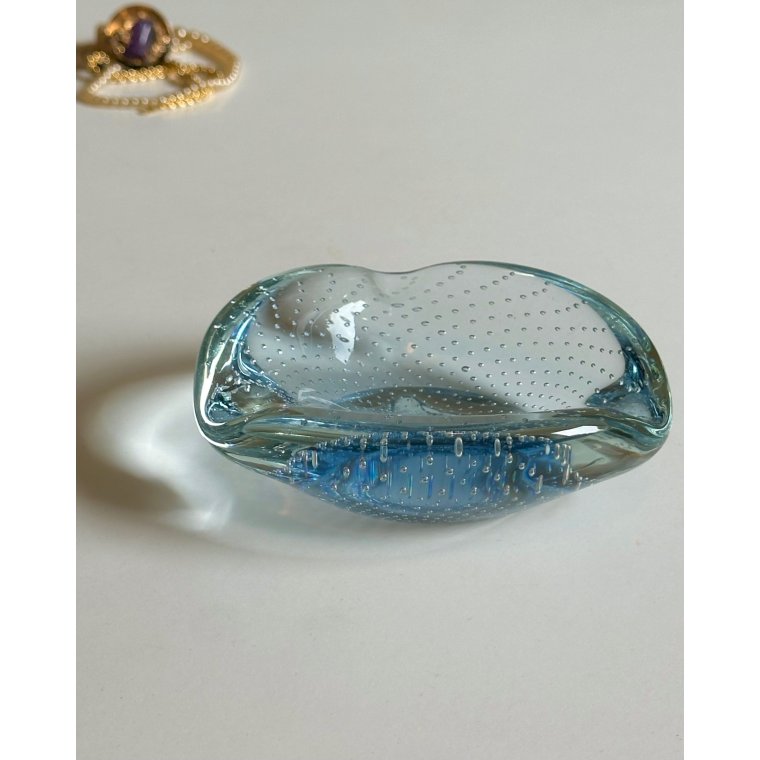 Lysebl� glassk�l m bobler