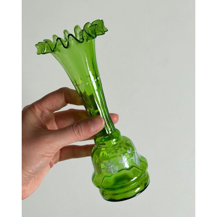Gr�n glasvase m bemaling