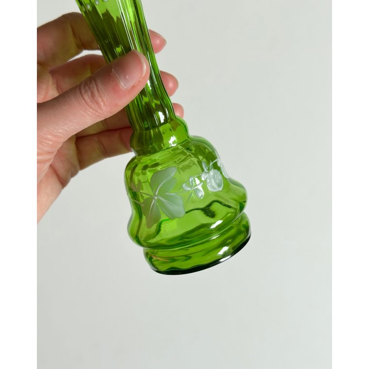 Gr�n glasvase m bemaling