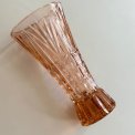 Laksefarvet vase, presset glas