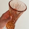 Laksefarvet vase, presset glas