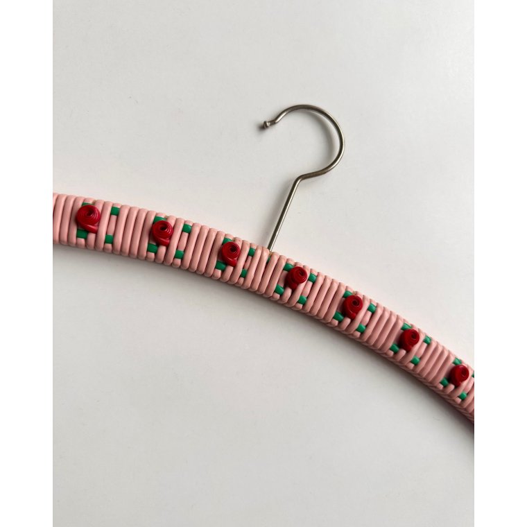 Retro hanger w plastic wire, red roses
