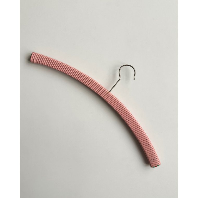 Retro hanger w plastic wire, red roses