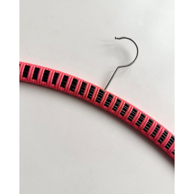 Retro hanger w plastic wire, black/neon pink