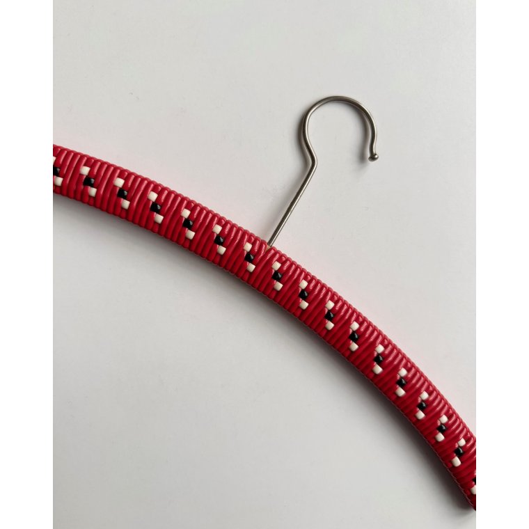 Retro hanger w plastic wire, red/cream/black