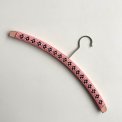 Retro hanger w plastic wire, salmon/black