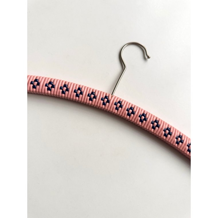 Retro hanger w plastic wire, salmon/black