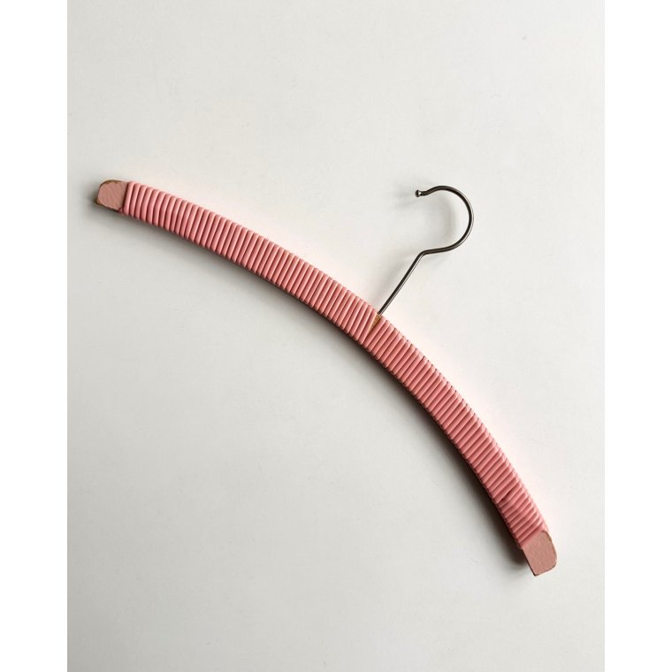 Retro hanger w plastic wire, salmon/black