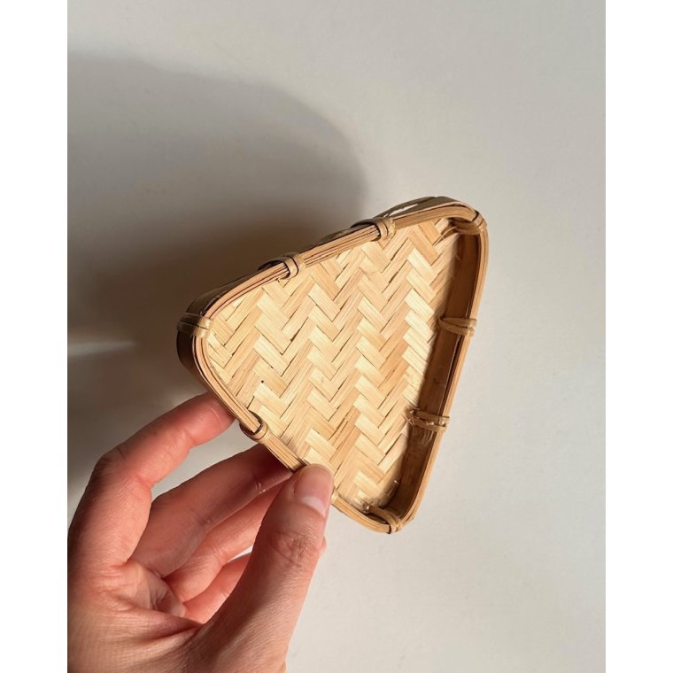 Small wicker tray, triangle