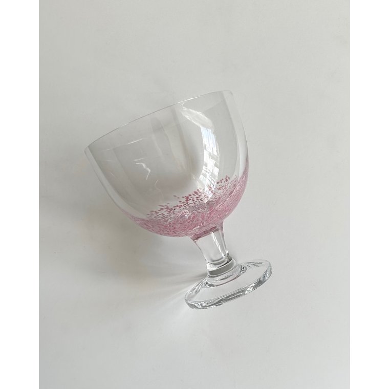 Klar glasopsats med lyserde prikker i bunden, NB