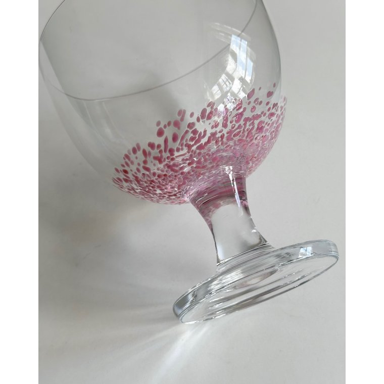 Klar glasopsats med lyserde prikker i bunden, NB