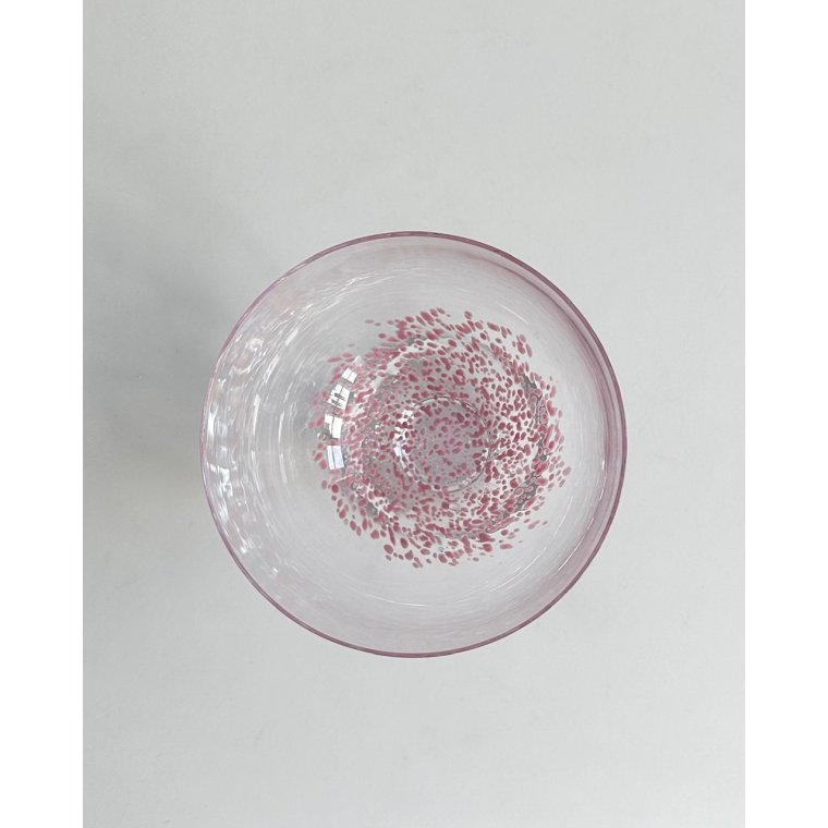 Klar glasopsats med lyserde prikker i bunden, NB