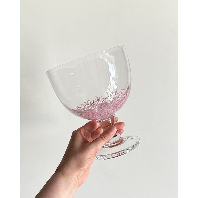 Klar glasopsats med lyserde prikker i bunden, NB