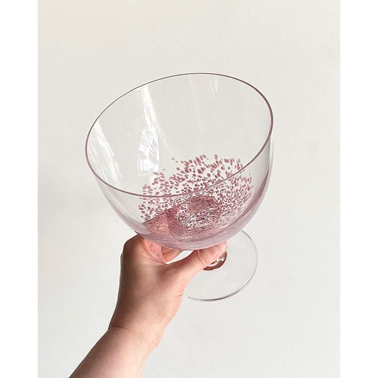 Klar glasopsats med lyserde prikker i bunden, NB