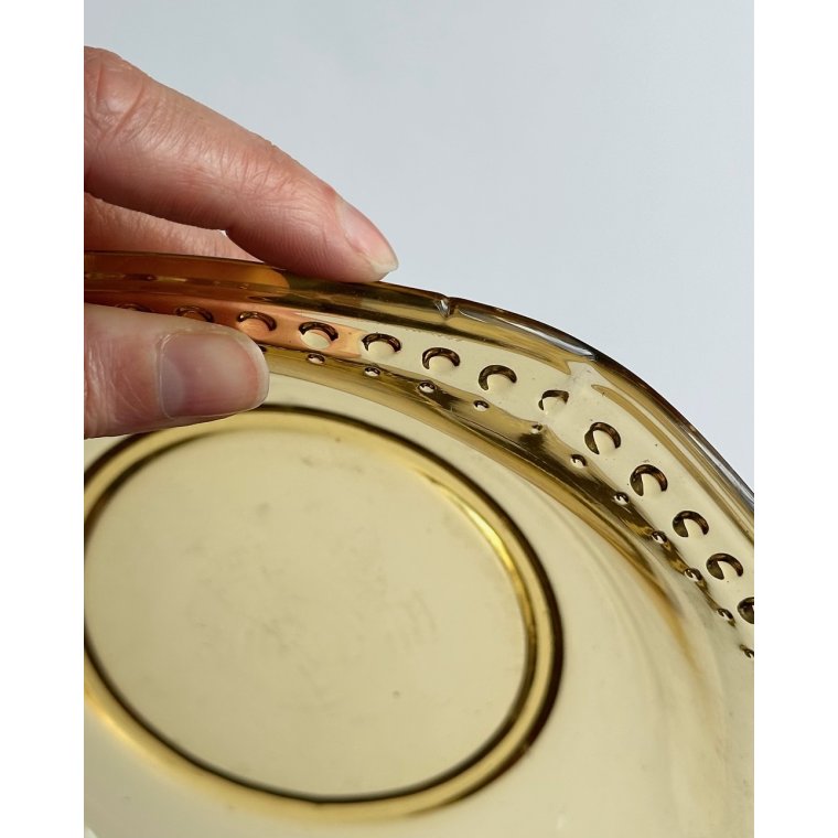 Ravfarvet glas, serveringsskl, prikket kant